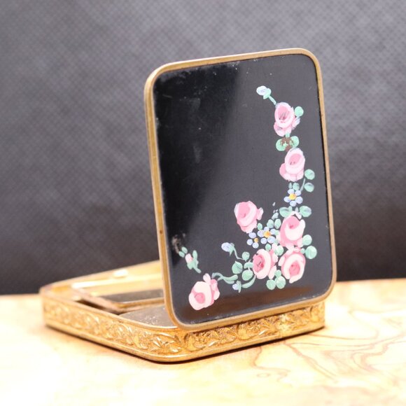 Rare Vintage Foster Black Enamel Compact with Pink Roses & Gold-Tone Etched Edge - Picture 3 of 13
